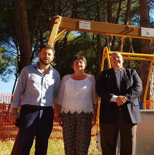 Un’altalena “per tutti” nel parco giochi grazie a BrucoBaleno 