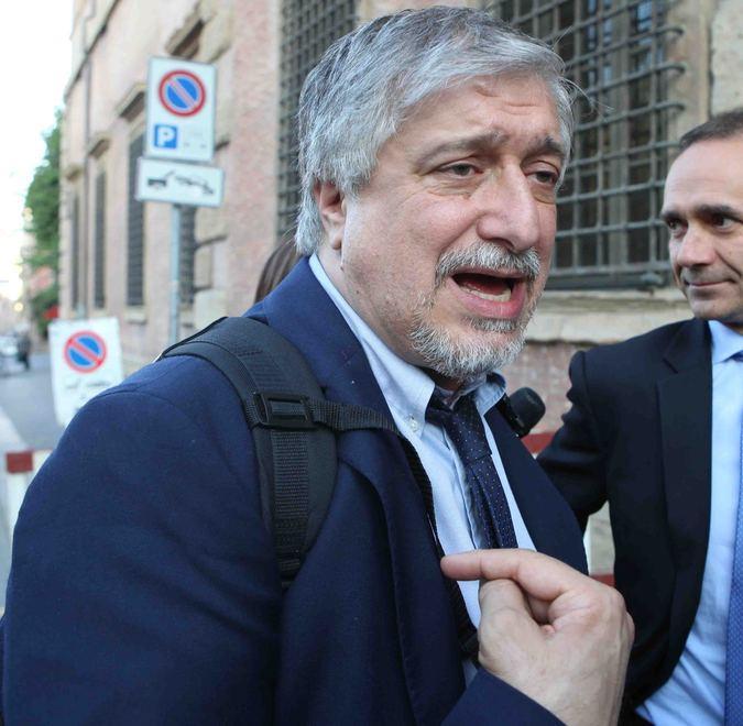 Sotto accusa gli affidamenti diretti all’avvocato Scarpati e alla Onlus torinese