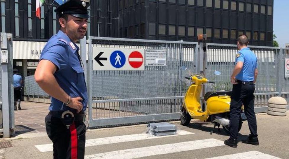 Il capannello davanti all’uscita del palazzo