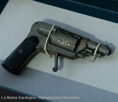 La pistola a tamburo calibro 22 ritrovata dai carabinieri 