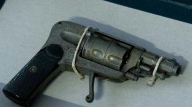 La pistola a tamburo calibro 22 ritrovata dai carabinieri