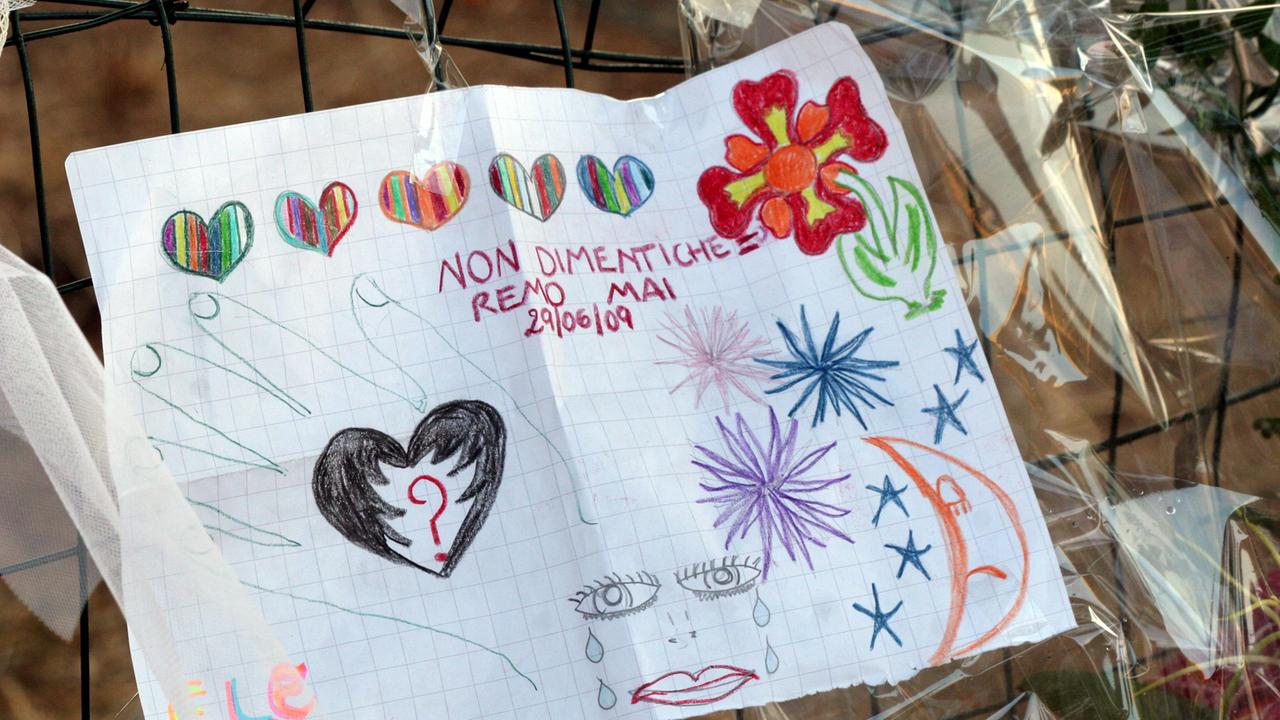 Il disegno di una bambina posato ai margini del Parco degli Angeli in via Ponchielli il giorno dopo la strage (foto Paglianti)