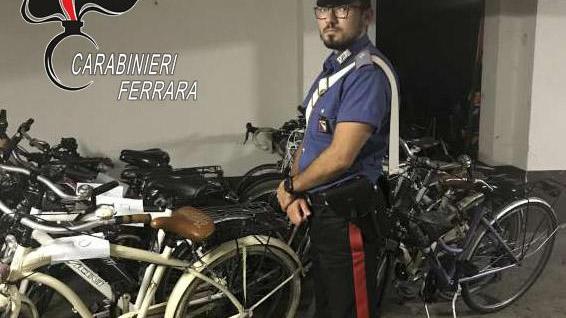 Riconosce la sua bici su un sito di annunci e scatta la perquisizione