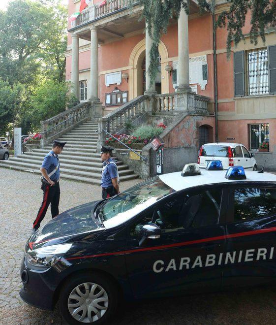 I carabinieri davanti al municipio di Bibbiano, in piazza Damiano Chiesa, il giorno del blitz dell'inchiesta "Angeli e demoni"