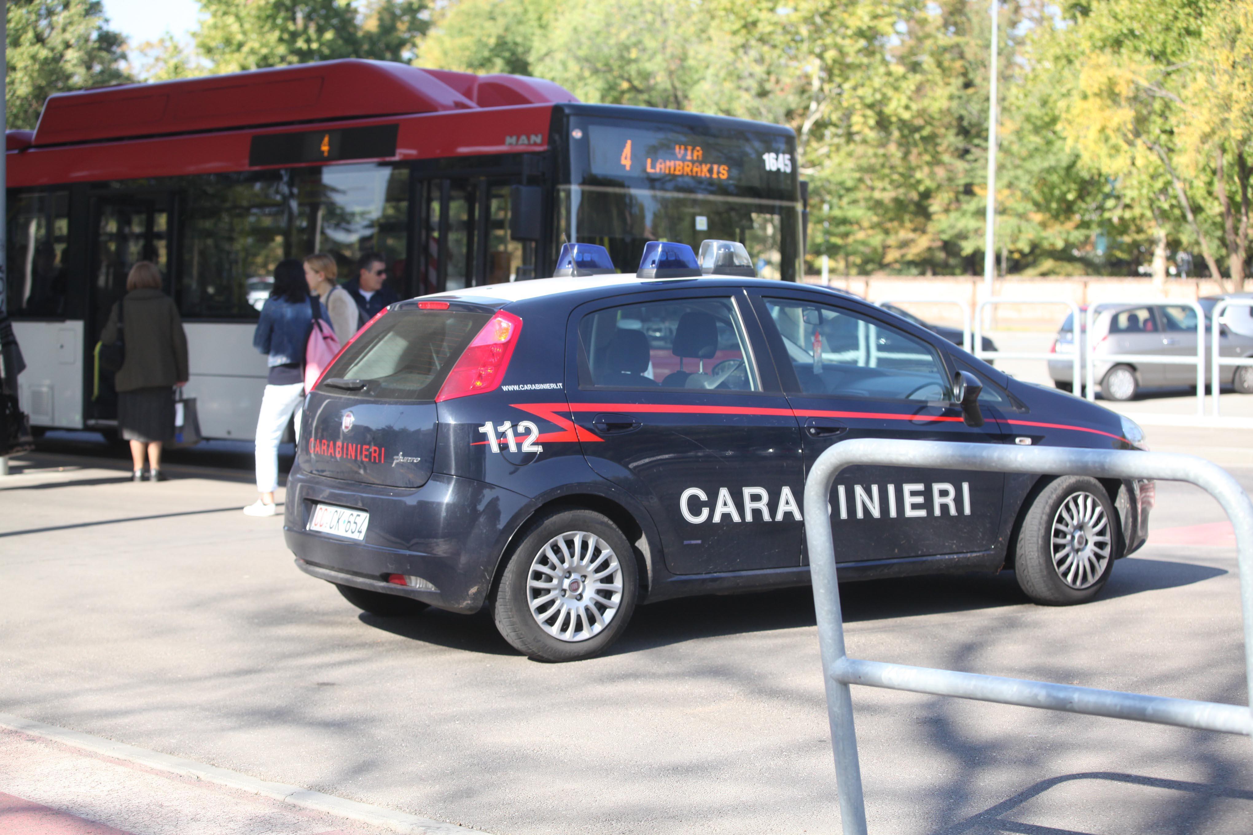 Sale sul bus di Seta e deruba l'autista, denunciata una 59enne 