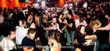 La docente di Psicologia Patrizia Patrizi e in alto una discoteca   