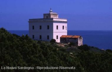 Il faro sullisola di Santa Maria, nellarcipelago della Maddalena A destra il rudere della stazione segnali di Capo Figari (Golfo Aranci) In basso la stazione di Capo Sperone (SantAntioco) 