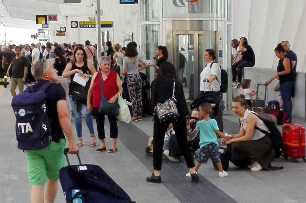 I passeggeri in attesa alla stazione alta velocità Mediopadana
