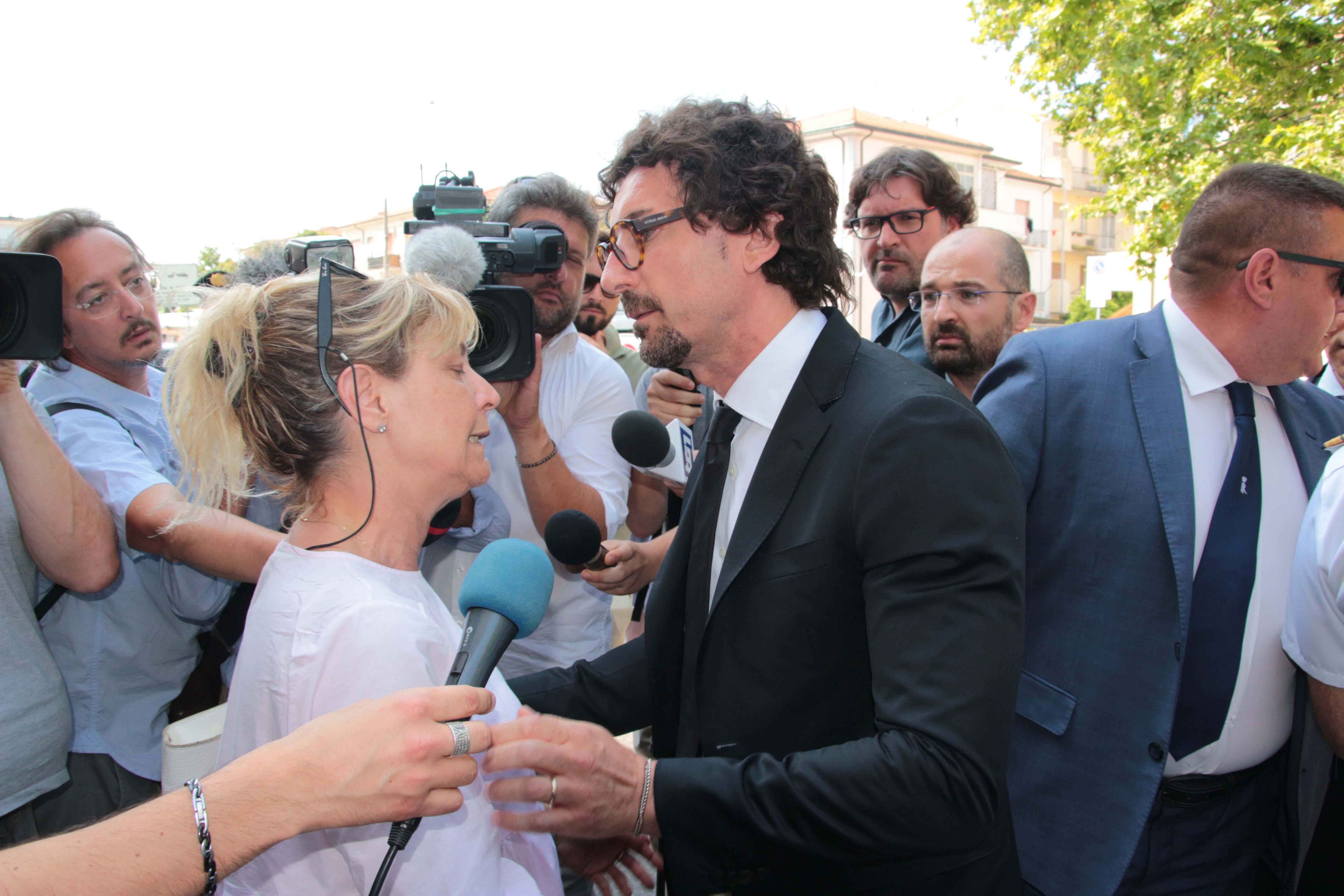 Strage di Viareggio, Mattarella: "Evento tragico e inaccettabile". Toninelli: "Via titolo di cavaliere a Moretti"
