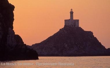 Unimmagine al tramonto del faro di Punta Scorno allAsinara 
