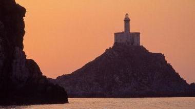 Un&#146;immagine al tramonto del faro di Punta Scorno all&#146;Asinara 