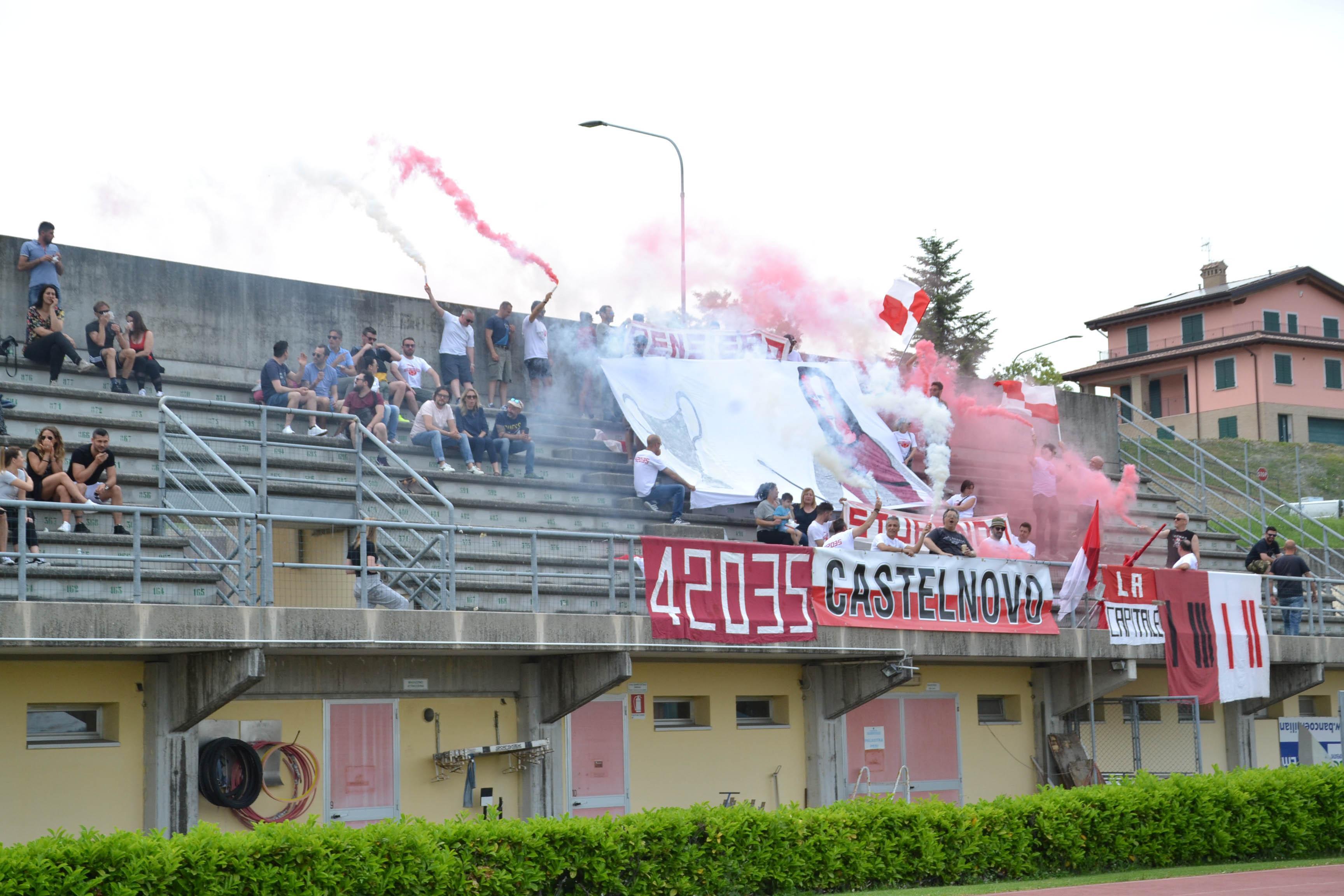 La coreografia dei tifosi della squadra Castelnovo Capitale