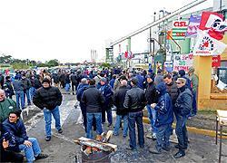 Operai davanti alla sede di Alcoa a Portovesme