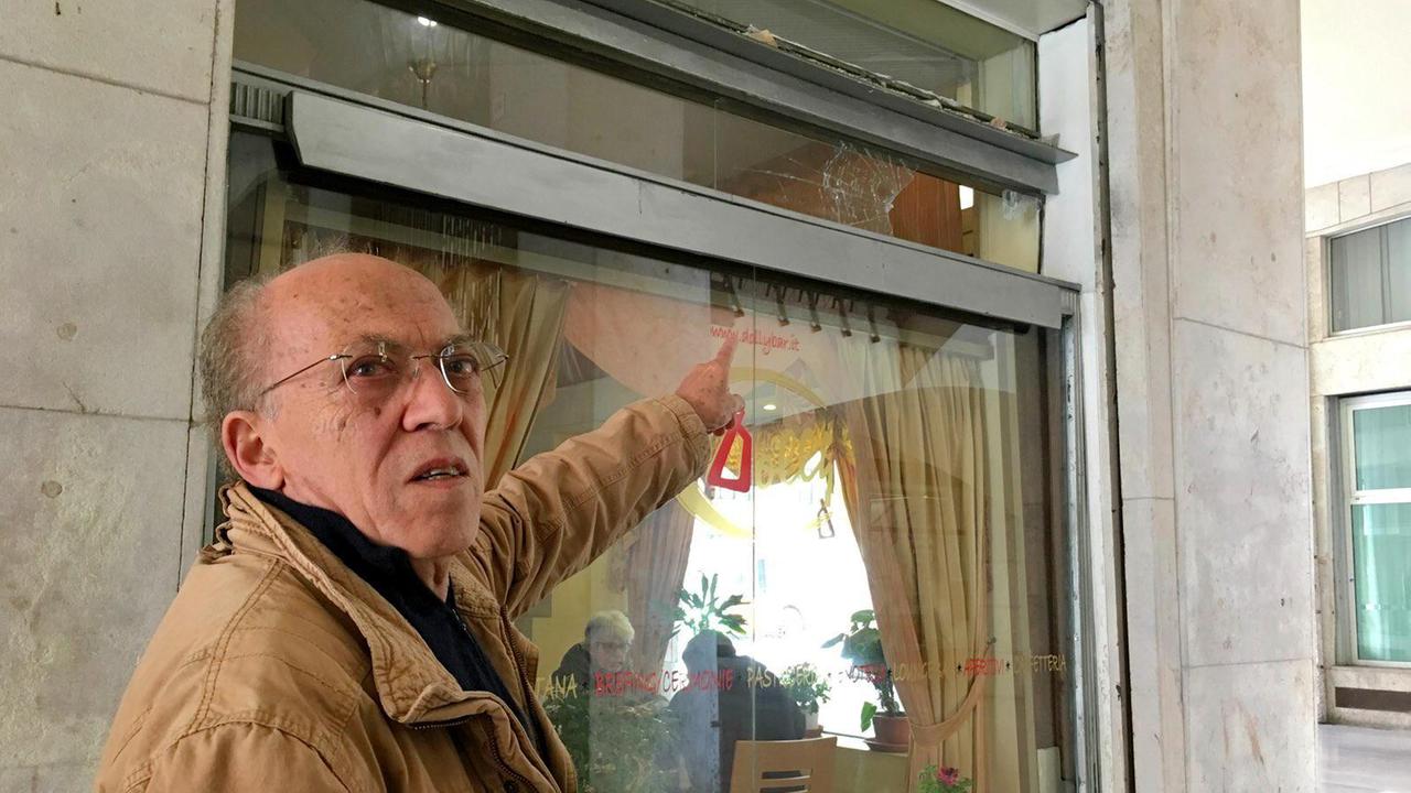 Luigi Basile davanti alla vetrata infranta del bar Dolly (foto Pentafoto)