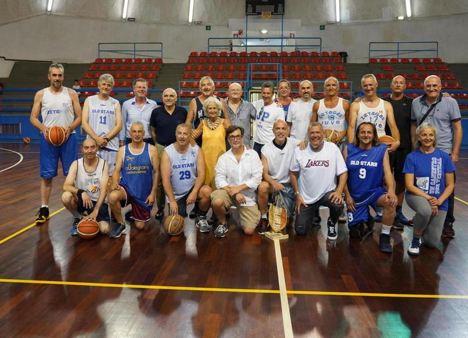 I partecipanti alla rimpatriata al PalaZoli per i quarant’anni dallo scudetto conquistato dalla squadra della Juve Pontedera che disputava il campionato Propaganda