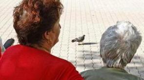 Un’anziana con la propria badante (foto d’archivio)