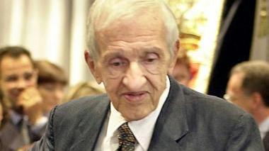 Due immagini di Carlo Fruttero, a destra con gli altri finalisti del Campiello 2007: da sinistra, Romolo Bulgaro, Mariolina Venezia, Milena Agus e Alessandro Zaccuri