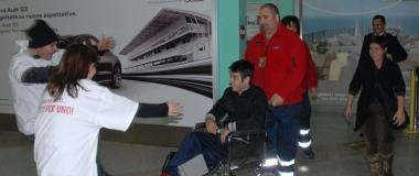 A sinistra gli amici corrono verso Alessandro Amadori appena arrivato Sopra lo striscione di accoglienza preparato per il giovane in basso la folla che travolge il ragazzo ancora frastornato dal viaggio