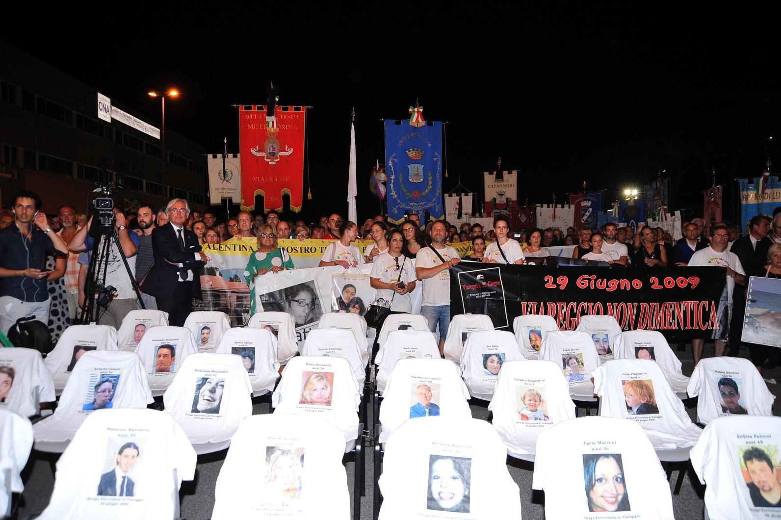 Migliaia di persone in corteo per il decennale della strage di Viareggio