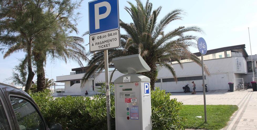 Sul mare di Lido ci saranno solo parcheggi a pagamento 