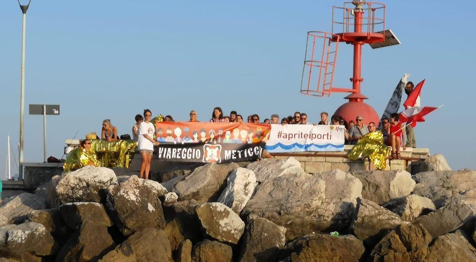 Sul Molo solidali con la nave Sea Watch
