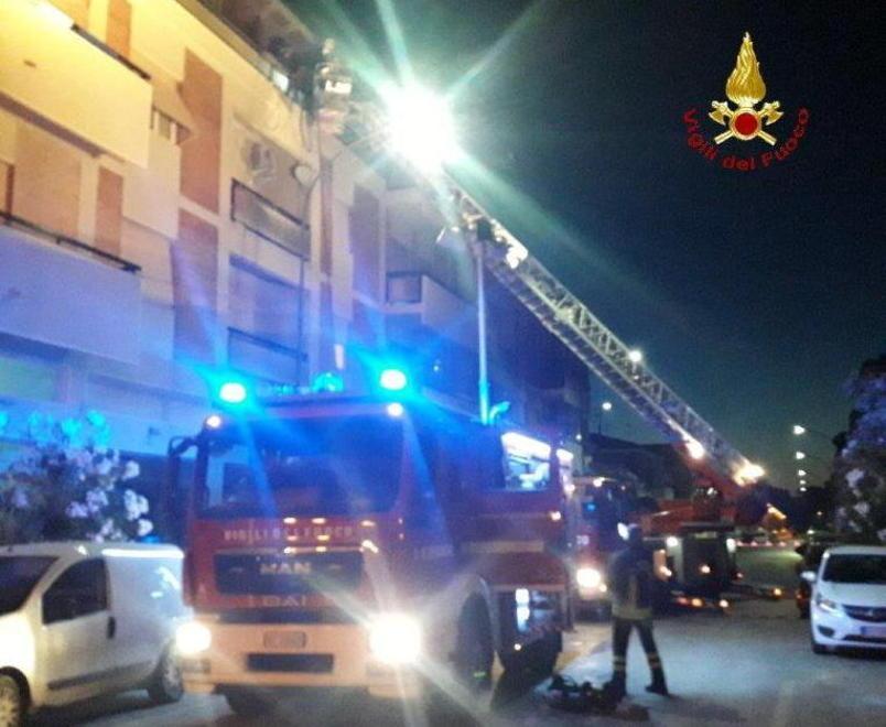 Agente della penitenziaria tra le fiamme salva due bimbe intrappolate nell’attico 