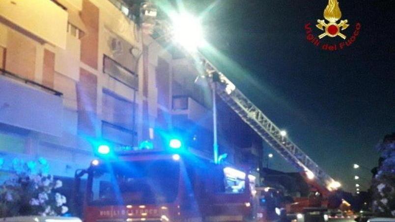 Agente della penitenziaria tra le fiamme salva due bimbe intrappolate nell’attico