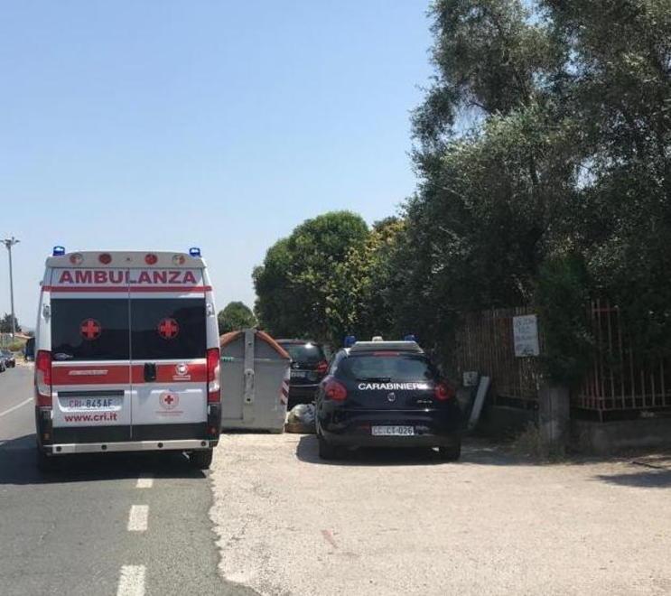 Parte un colpo di pistola mentre pulisce l’arma Ferito un ottantenne