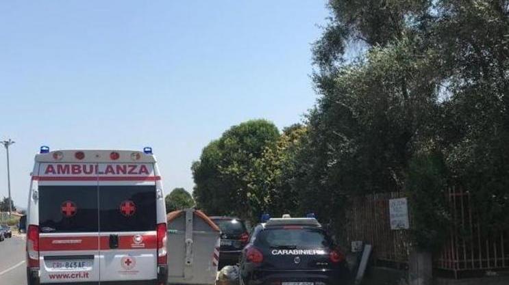 Parte un colpo di pistola mentre pulisce l’arma Ferito un ottantenne