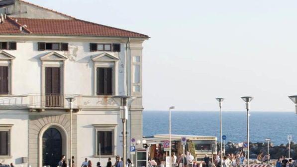 Tavolini e sedie sul lungomare è sempre più “giallo” permessi