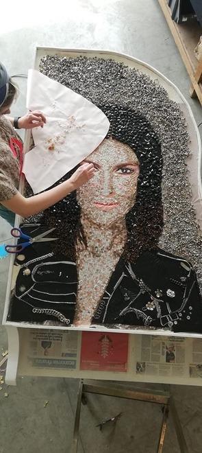 I ritratti con bulloni, bottoni e altri rifiuti decorano i pianoforti di Pausini e Antonacci