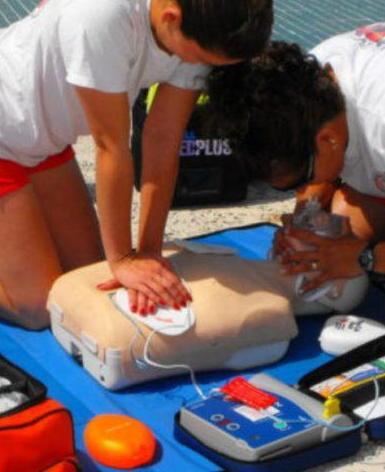 Un corso d’abilitazione all’uso del defibrillatore