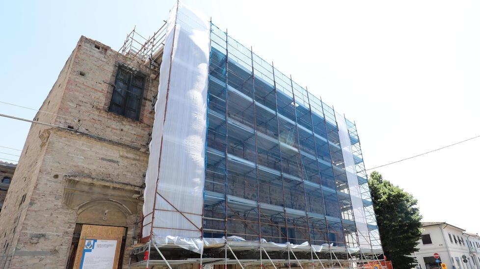 Con il cantiere alla biblioteca scatta l’allarme per gli uccellini 
