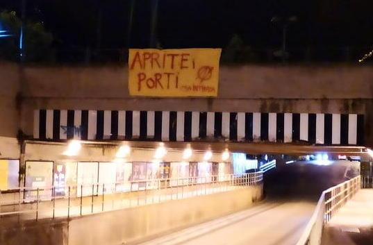 Striscione per i porti aperti