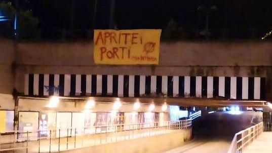 Striscione per i porti aperti