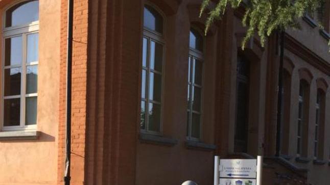La comunità solidale con il primo cittadino «Lui una brava persona ma gli altri non lo so»