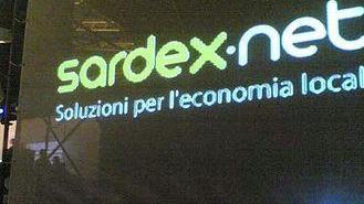 In alto un pannello pubblicitario di Sardex e, accanto, il presidente Gabriele Littera In primavera al circuito saranno ammessi anche i privati