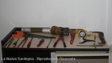 Gli arnesi da scasso sequestrati al giovane disoccupato sorpreso a rubare con la sua compagna  