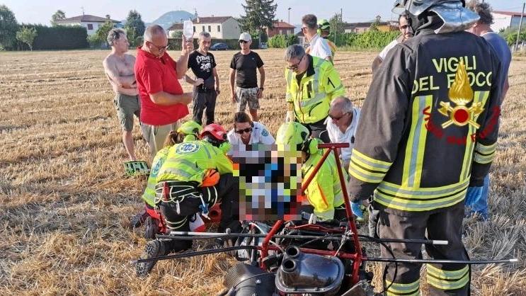 Cade con il paramotore subito dopo il decollo: grave pilota 52enne