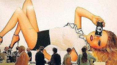 Accanto e sotto, pubblicità della Kodak nei decenni scorsi, quando il colosso americano era il padrone assoluto del mercato mondiale dell’immagine