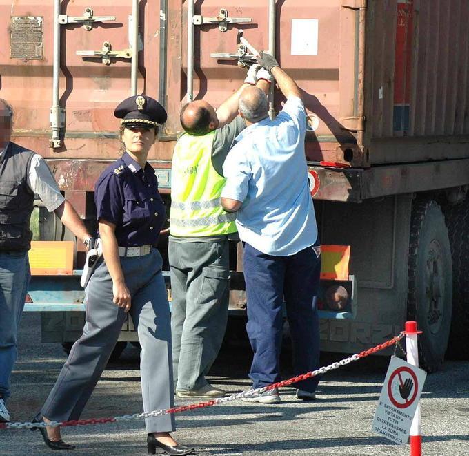 Un'operazione della Squadra mobile (foto d'archivio)