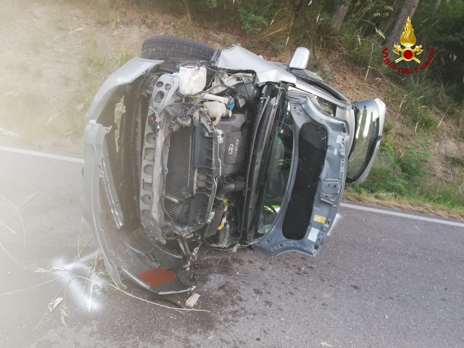 Finisce fuori strada con l'auto