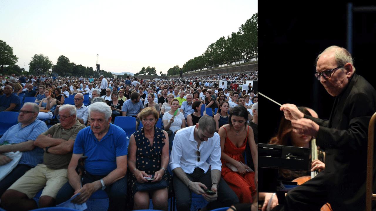 In 18mila a Lucca all'ultimo concerto dal vivo di Morricone, lui lo dedica alla strage di Viareggio