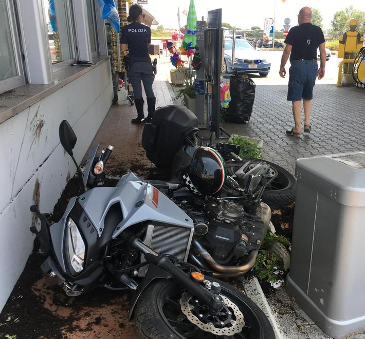 La moto dopo l'incidente all'autogrill in Fi-Pi-Li