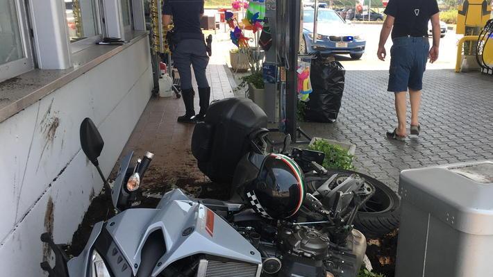 La moto dopo l'incidente all'autogrill in Fi-Pi-Li