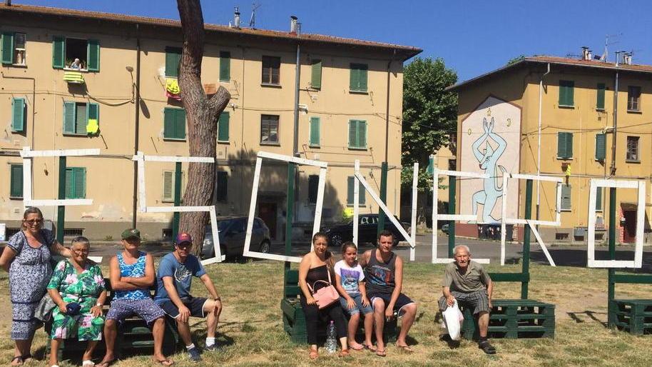 La “biancheria” allestita in occasione della Luminara che forma la grande scritta “Esonero” nella piazza del quartiere, una rivendicazione dei residenti del quartiere di Sant’Ermete che chiedono di rivedere i canoni di affitto (foto renzullo/muzzi)