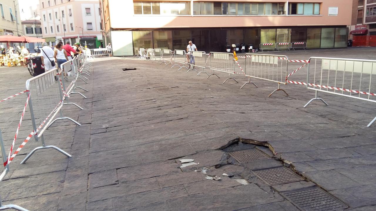 Si solleva il pavimento: transennata piazza Cavallotti