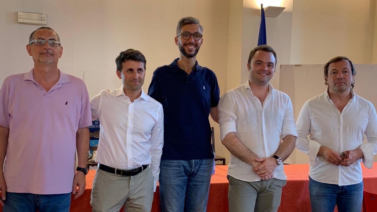 Il sindaco Puggelli (terzo da sinistra) ha presentato la convenzione col Consiag Servizi Comuni