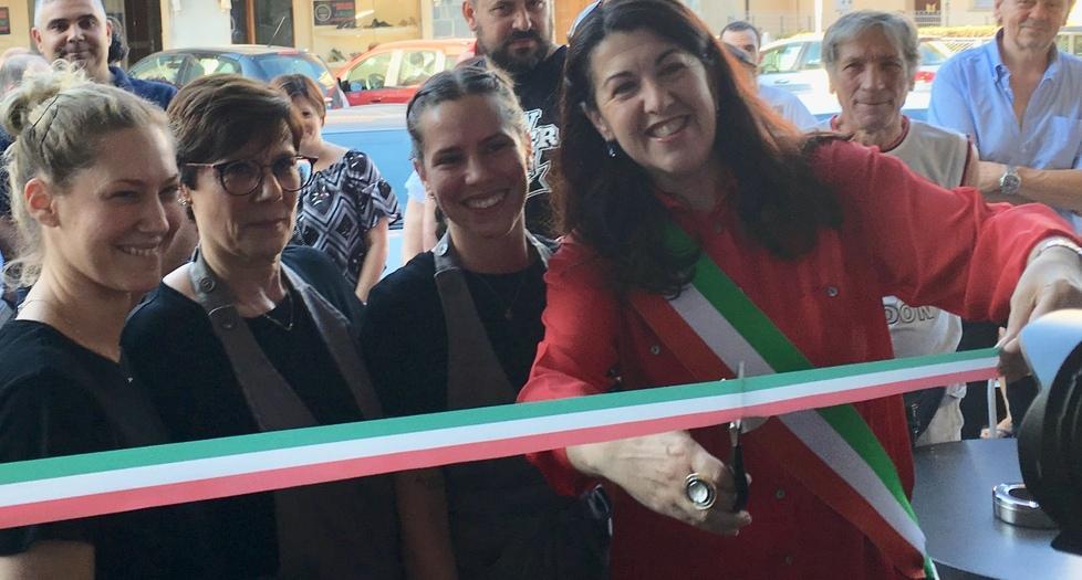 La sindaca Ferraroni e le tre imprenditrici tagliano il nastro del teatro Verdi trasformato in un locale