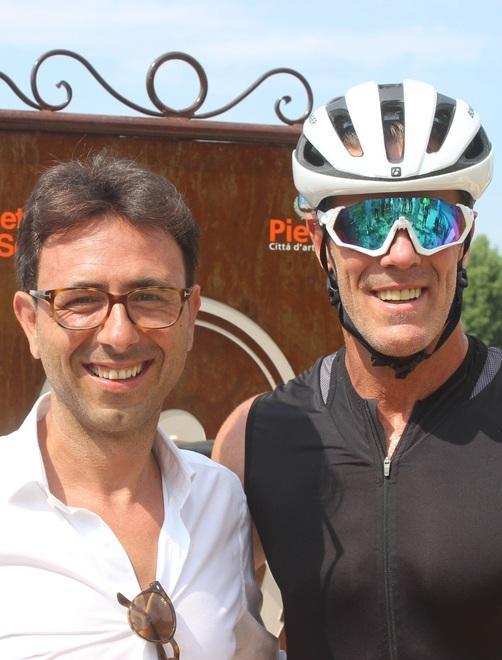 Mario Cipollini inaugura i punti soccorso per i ciclisti versiliesi